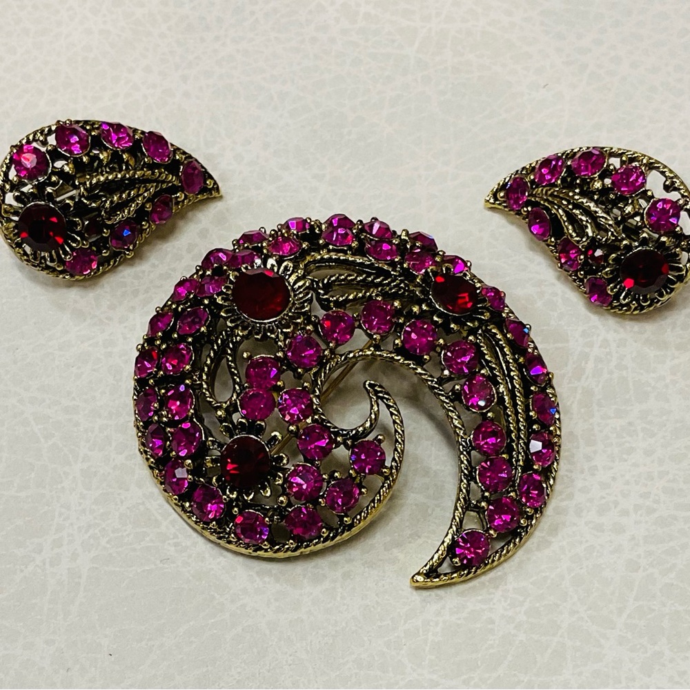 Elegant Pink and Gold Paisley Jewelry Set
